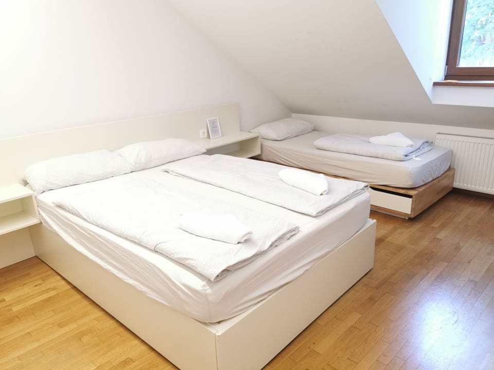 Triple Room | Desk, free WiFi, bed sheets