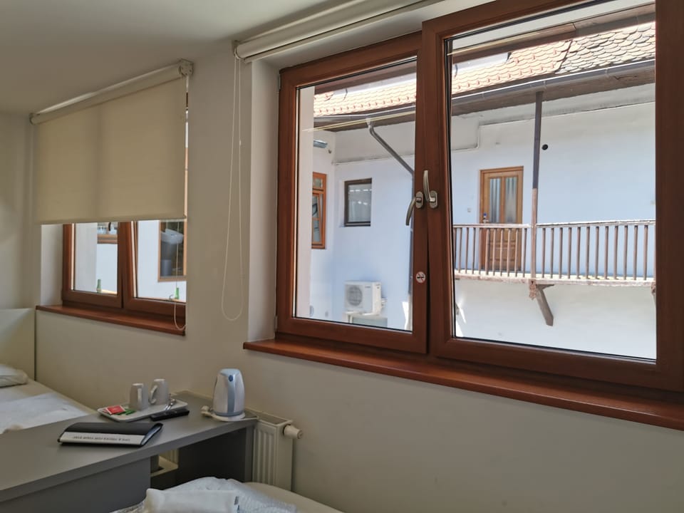 Twin Room | Desk, WiFi (free), bed sheets