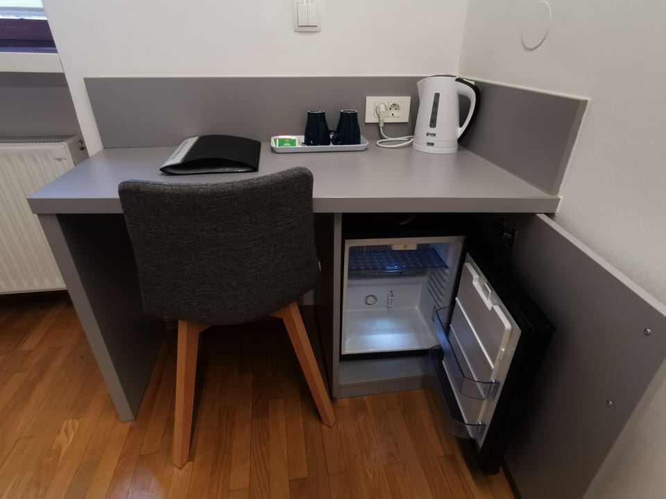 Double Room | Desk, WiFi (free), bed sheets