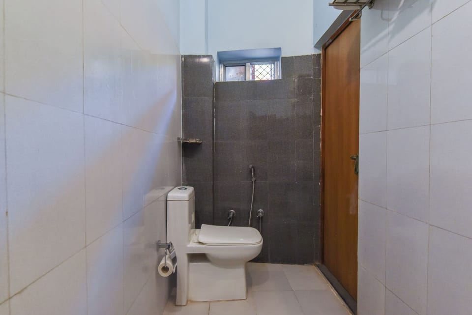 Deluxe Room | Bathroom | Shower, free toiletries, towels, toilet paper