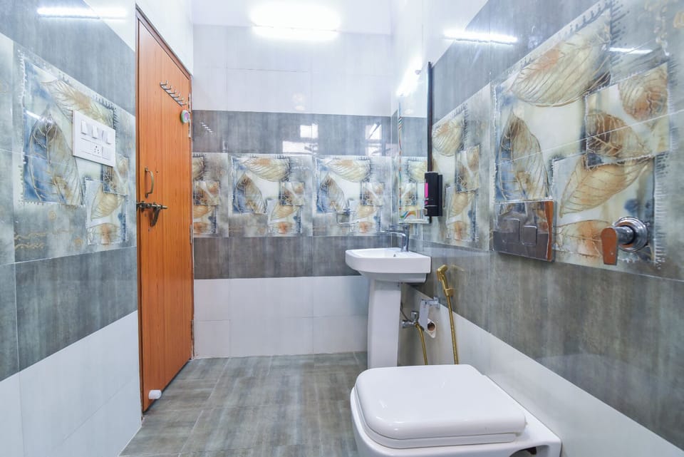 Superior Room | Bathroom | Shower, free toiletries, towels, toilet paper