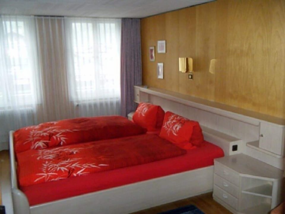 Double Room | In-room safe, desk, bed sheets