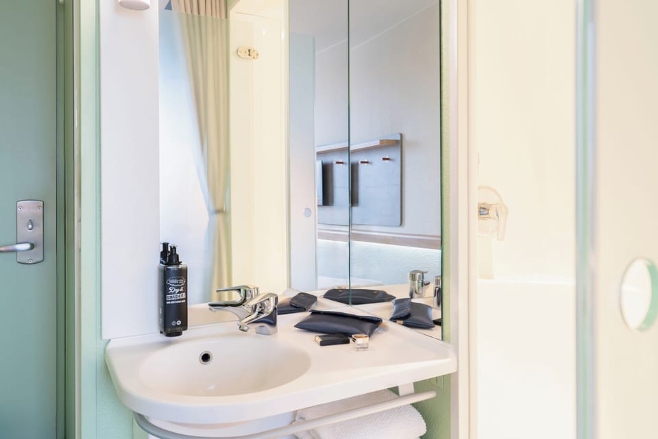 Room, 1 Double Bed, Accessible | Bathroom | Shower, eco-friendly toiletries, towels