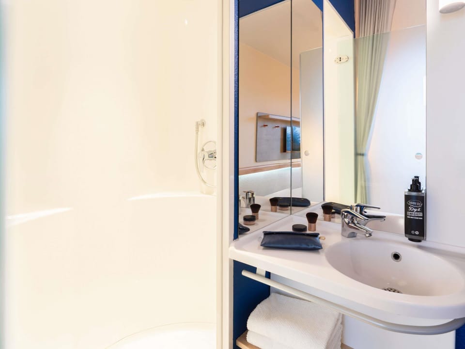 Room, 1 Double Bed, Accessible | Desk, iron/ironing board, free WiFi, bed sheets