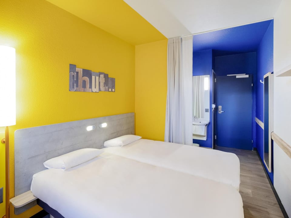 Standard Room, 2 Twin Beds | Desk, iron/ironing board, free WiFi, bed sheets