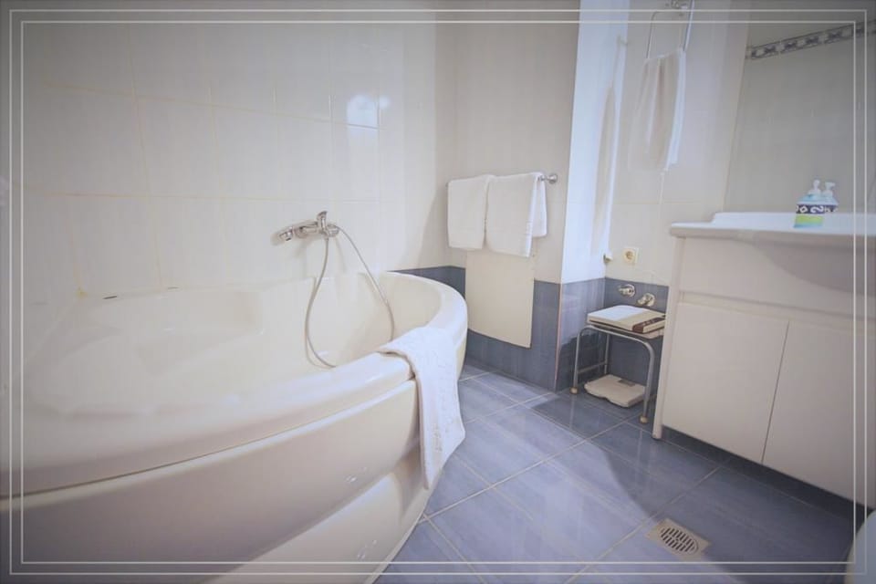 Suite | Bathroom | Bathtub, free toiletries, hair dryer, towels