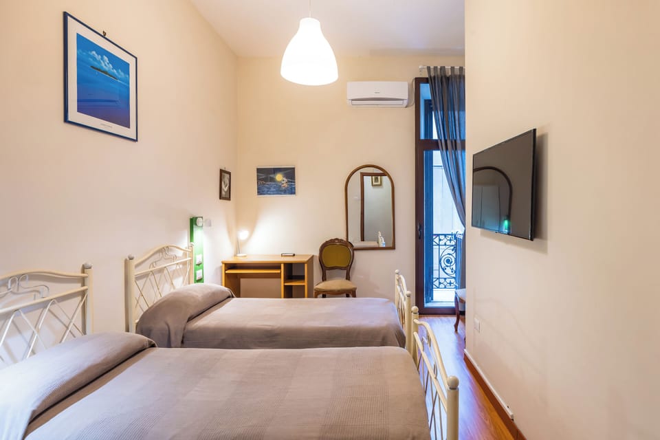Twin Room 3 with shared bathroom with Room 4 | Desk, laptop workspace, free WiFi