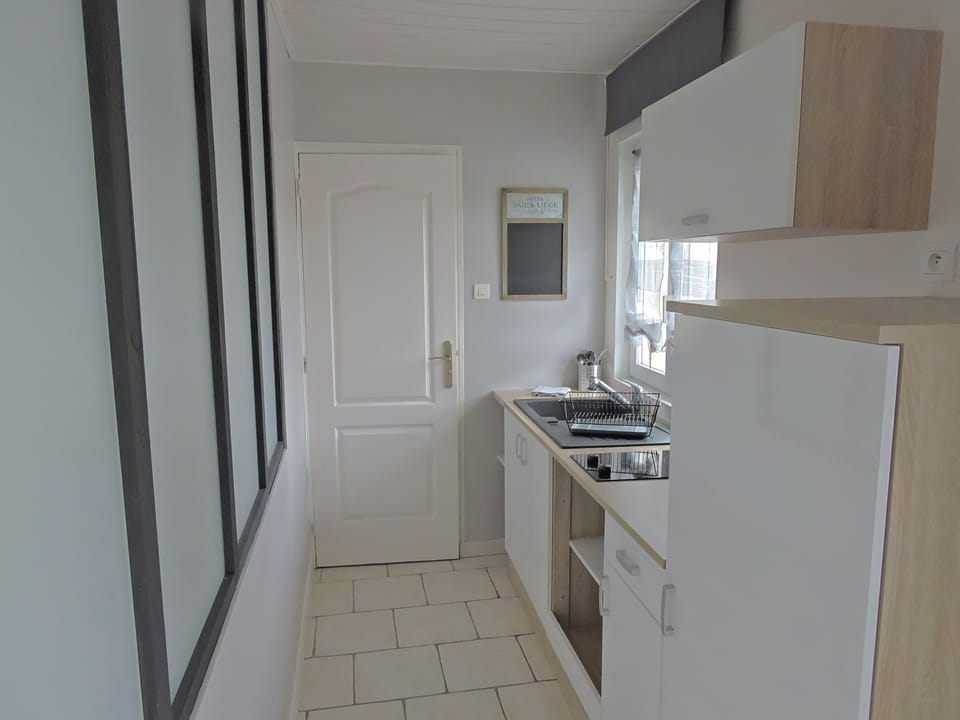 Comfort Studio Suite, Courtyard View | Private kitchen