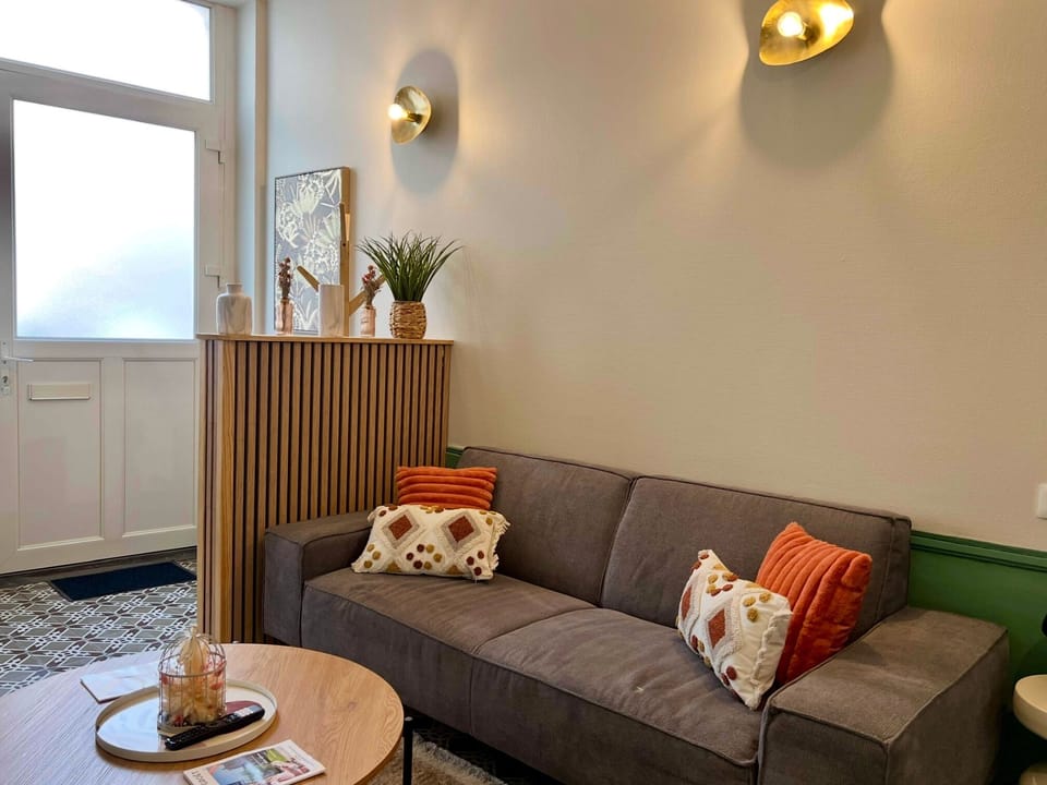 Standard Townhome, 2 Bedrooms, Kitchen | Living area | 100-cm Smart TV with digital channels, Netflix, streaming services