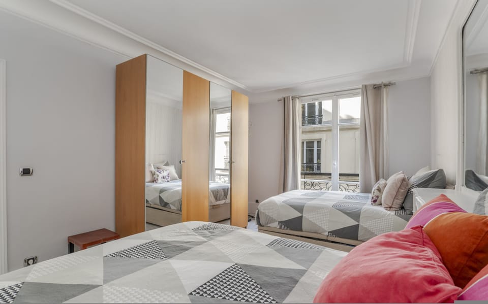 Luxury 4 Bed Residence - Next to Arc de Triomphe Apartment in Paris
