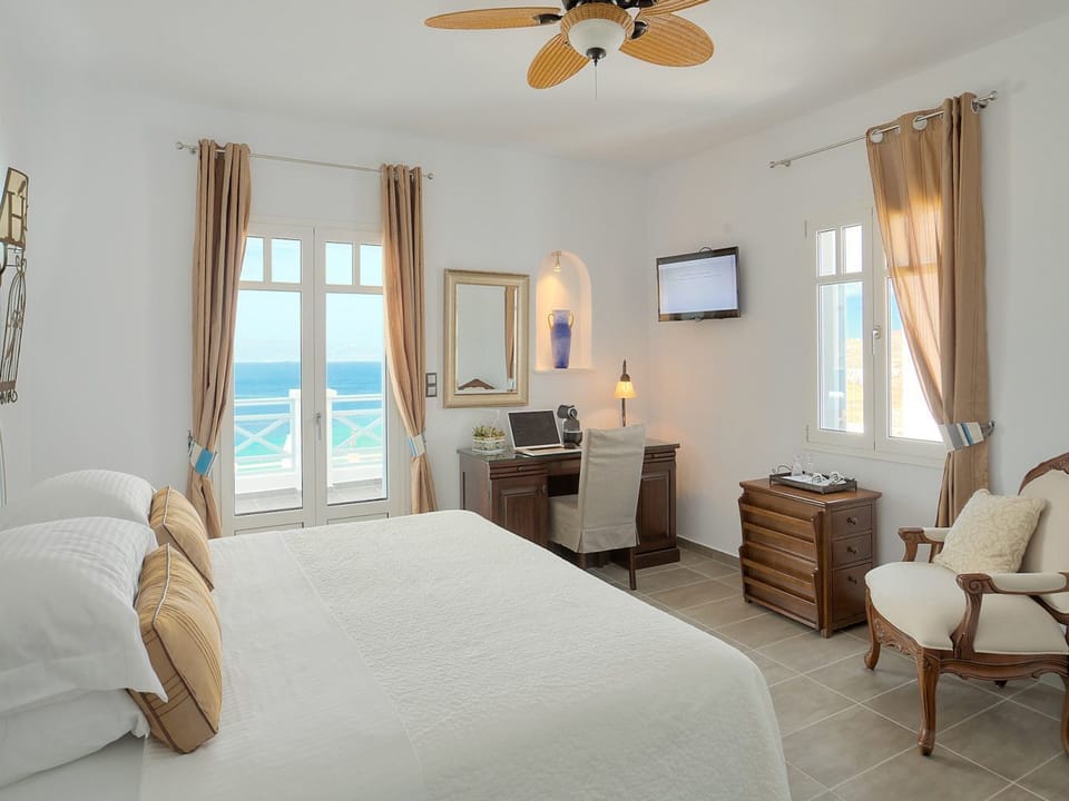 Superior Suite, Sea View | Minibar, in-room safe, desk, soundproofing