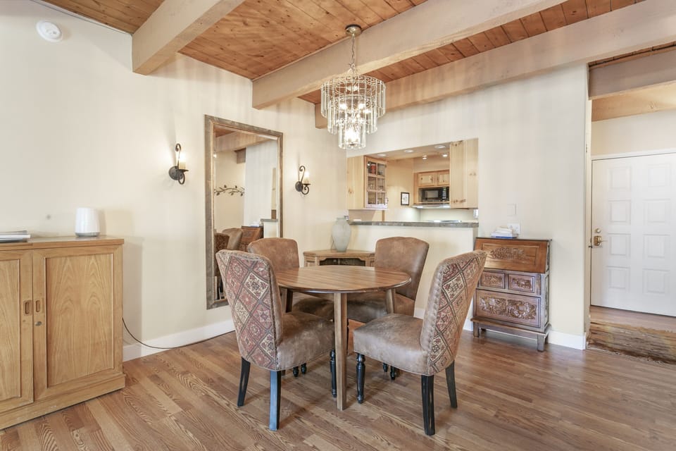 Condo, 2 Bedrooms | Dining