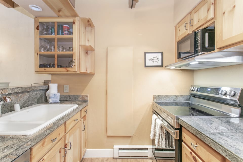 Condo, 2 Bedrooms | Private kitchen | Fridge, oven, coffee/tea maker, toaster