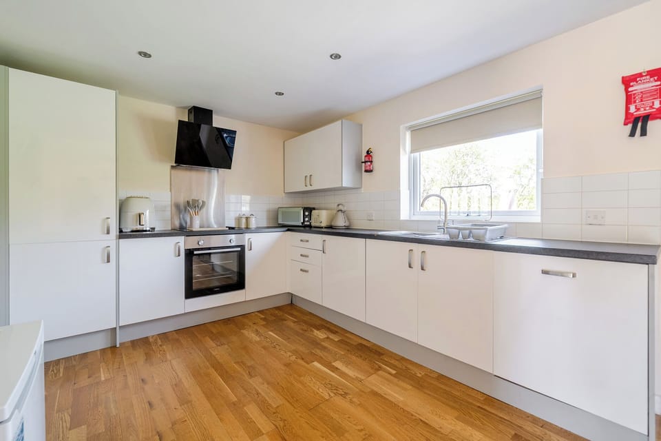 Cottage | Private kitchen | Fridge, microwave, dishwasher, cookware/dishes/utensils