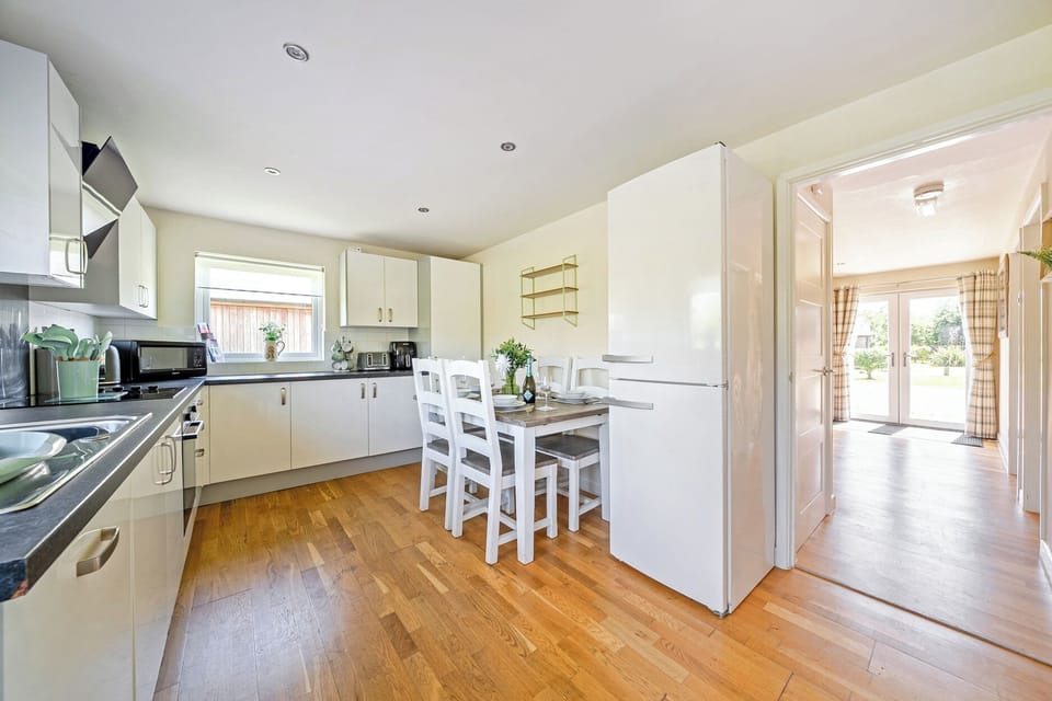 Cottage | Private kitchen | Dishwasher, cookware/dishes/utensils