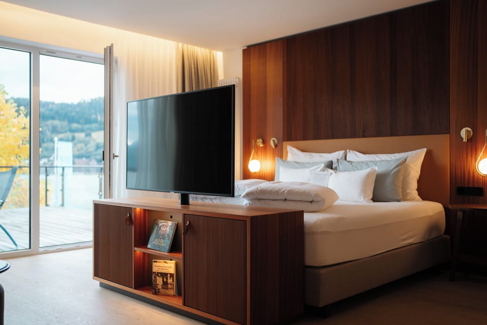 Suite, Lakeside | Hypo-allergenic bedding, in-room safe, free WiFi, bed sheets