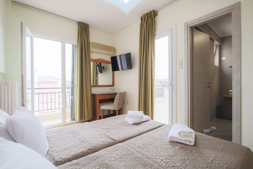 Twin Room | In-room safe, desk, free WiFi, bed sheets