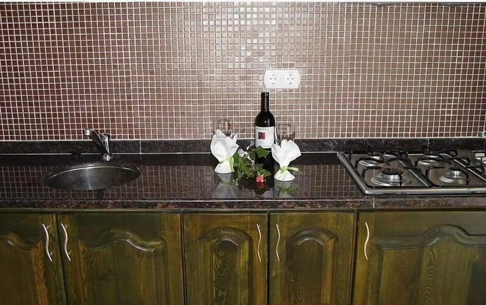 Stovetop, electric kettle, cookware/dishes/utensils