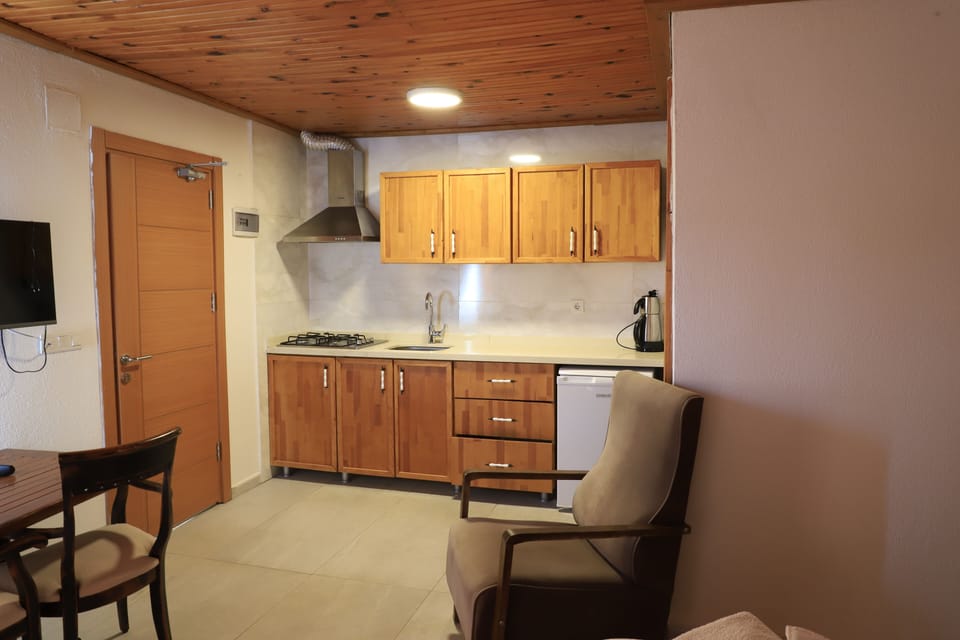 Standard Room | Private kitchen | Stovetop, electric kettle, cookware/dishes/utensils