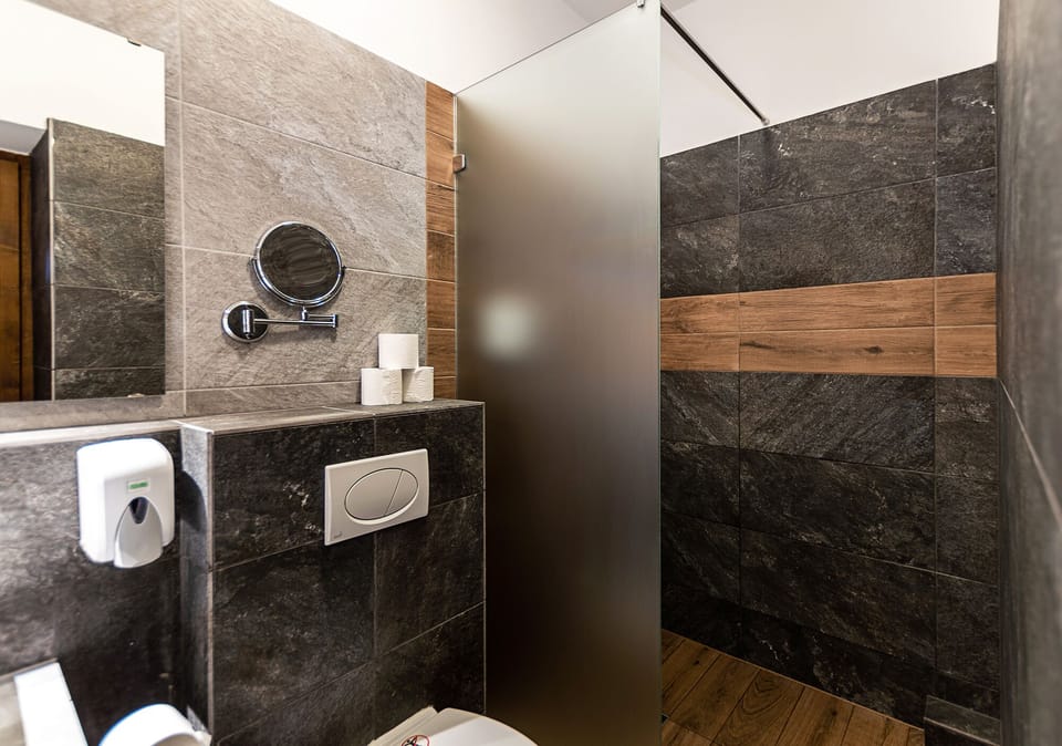 Standard Quadruple Room, Non Smoking | Bathroom | Shower, free toiletries, hair dryer, towels