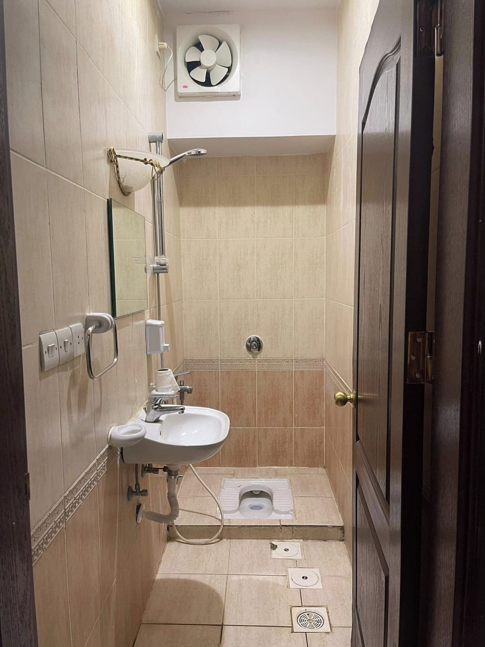 Triple Room | Bathroom | Free toiletries, bidet, towels, soap