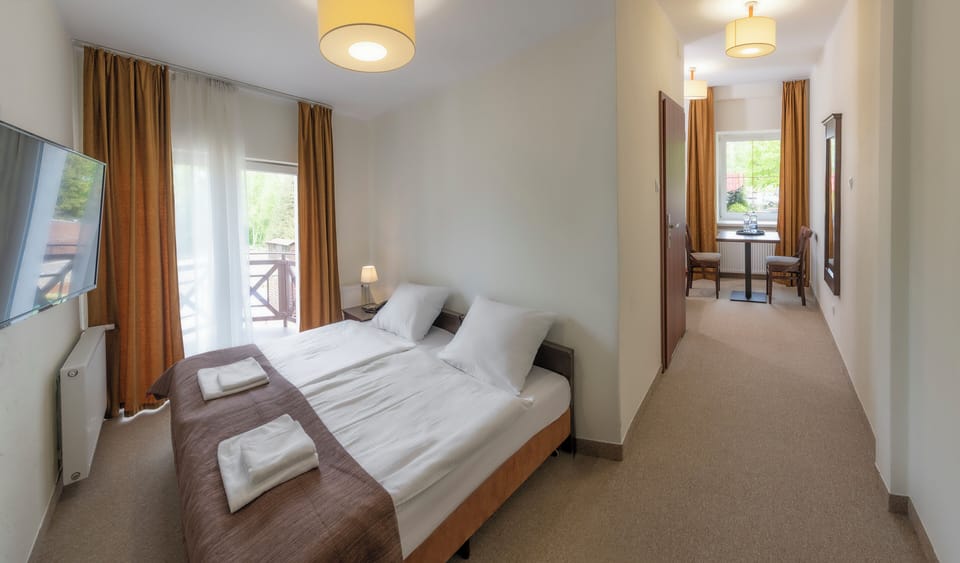 Comfort Triple Room | Desk, laptop workspace, blackout drapes, iron/ironing board