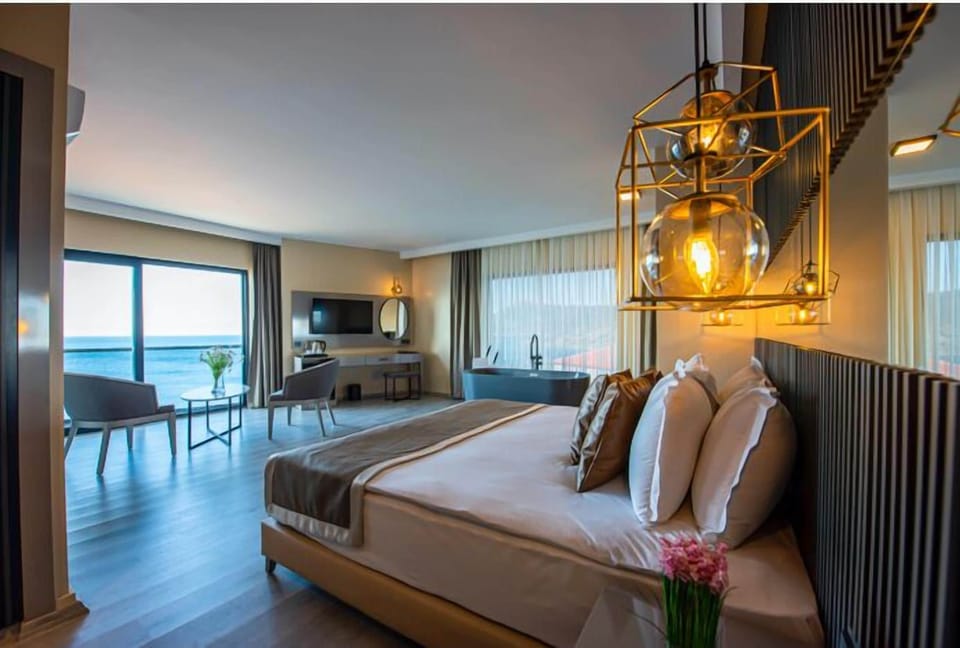 Honeymoon Suite | Minibar, in-room safe, desk, bed sheets