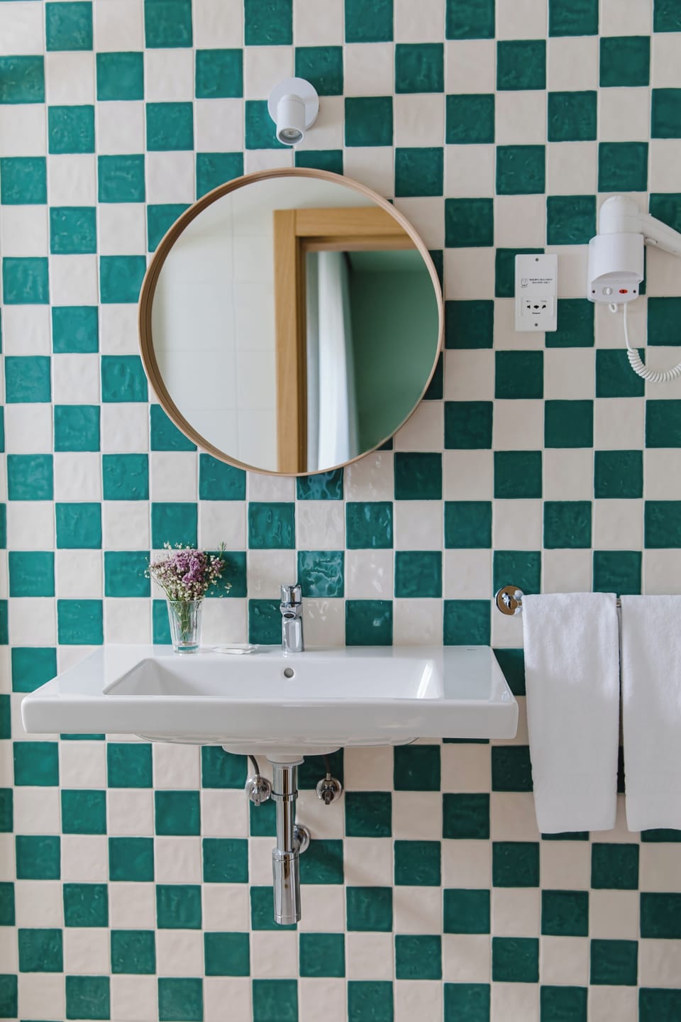Combined shower/tub, rainfall showerhead, hair dryer, towels