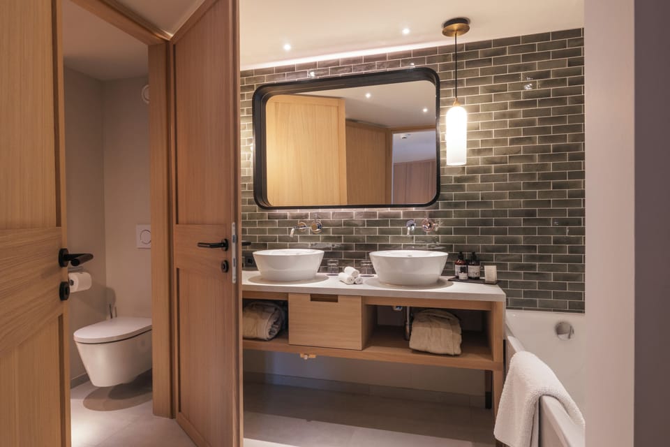 Suite (Rote Wand) | Bathroom | Free toiletries, hair dryer, bathrobes, slippers