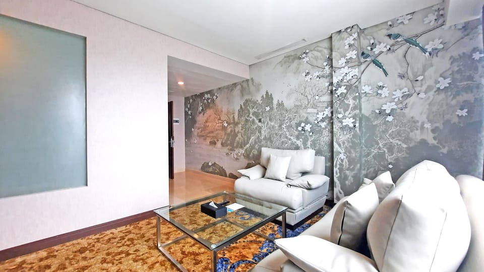Executive Suite | In-room safe, desk, iron/ironing board (on request), WiFi (free)