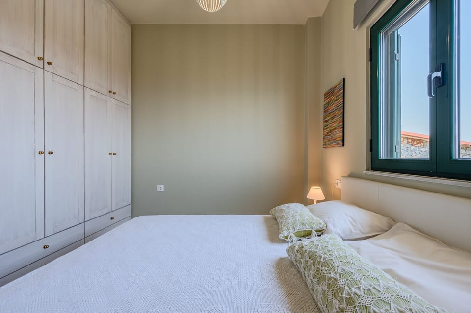 3 bedrooms, free cribs/infant beds, bed sheets