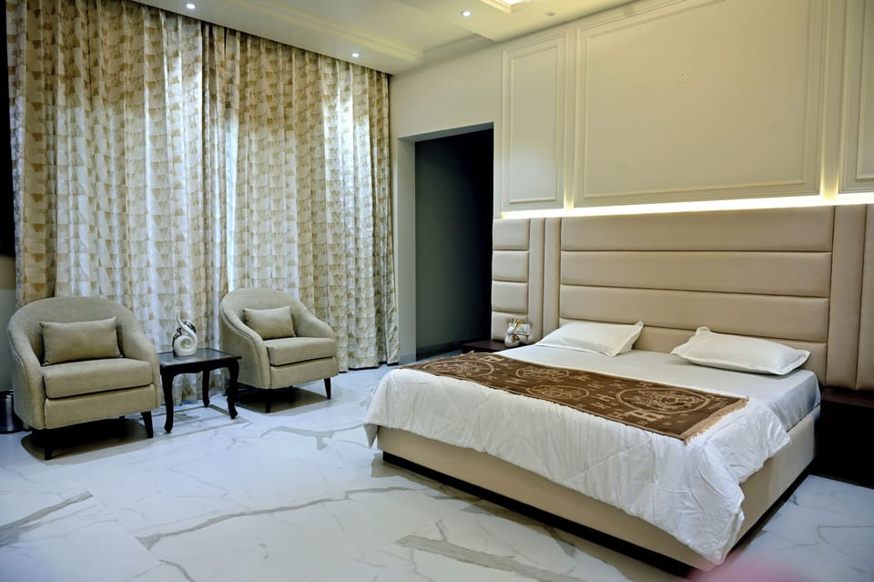 Minibar, desk, iron/ironing board (on request), WiFi (free)