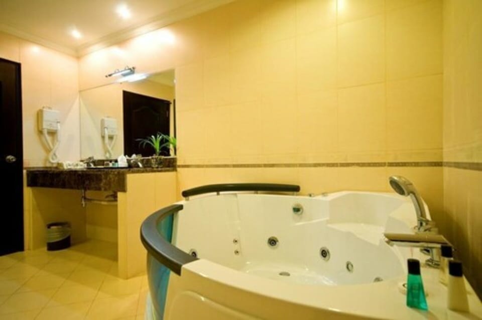 Suite | Bathroom | Free toiletries, bathrobes, slippers, towels