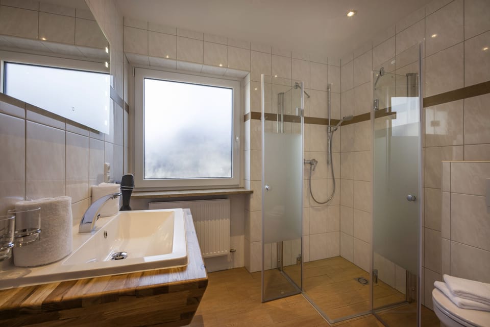 Double Room, 1 Double Bed, Non Smoking | Bathroom | Shower, towels