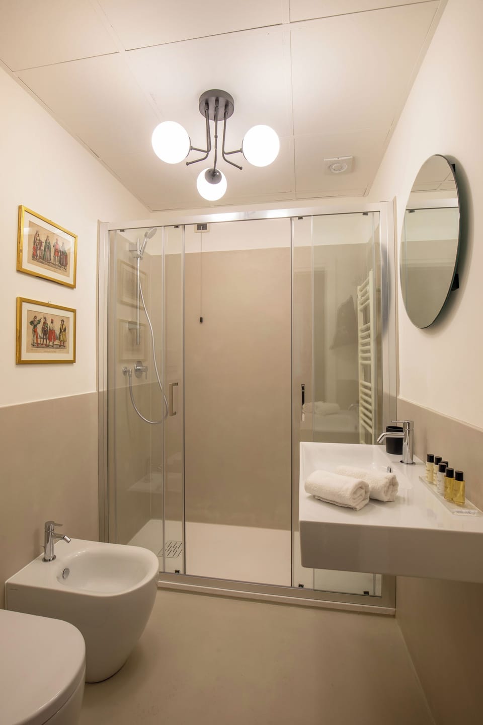 Deluxe Double Room | Bathroom | Shower, hair dryer, bidet, towels