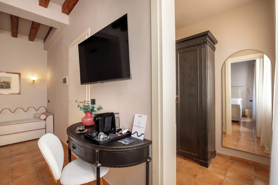 Deluxe Double Room | Desk, laptop workspace, free WiFi