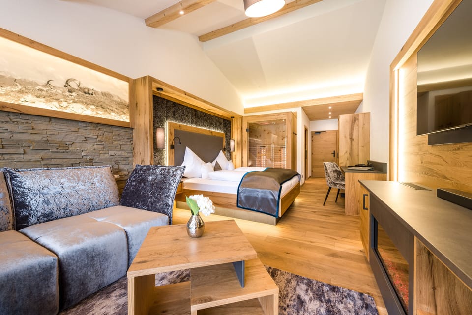 Deluxe Suite | In-room safe, desk, soundproofing, WiFi (free)