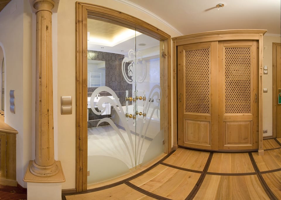 Superior Suite, Mountain View | Bathroom | Free toiletries, hair dryer, bathrobes, slippers
