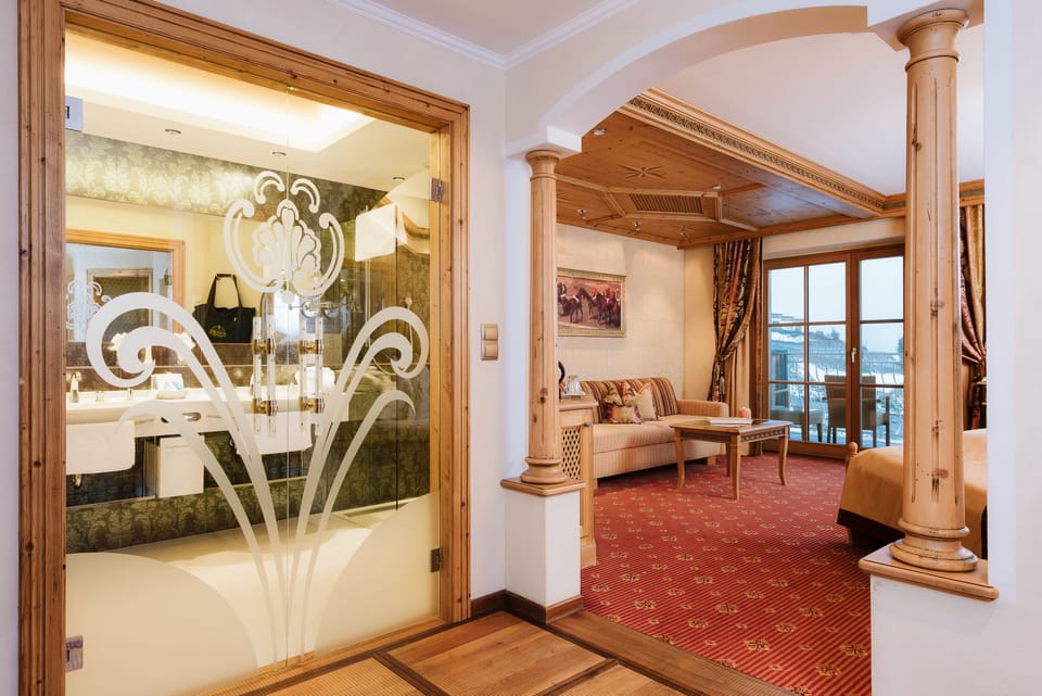 Superior Suite, Mountain View | Minibar, in-room safe, desk, WiFi (free)