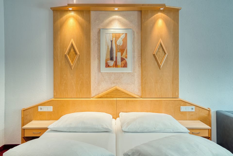 Family Room, Balcony, Mountain View | Desk, soundproofing, free WiFi, bed sheets