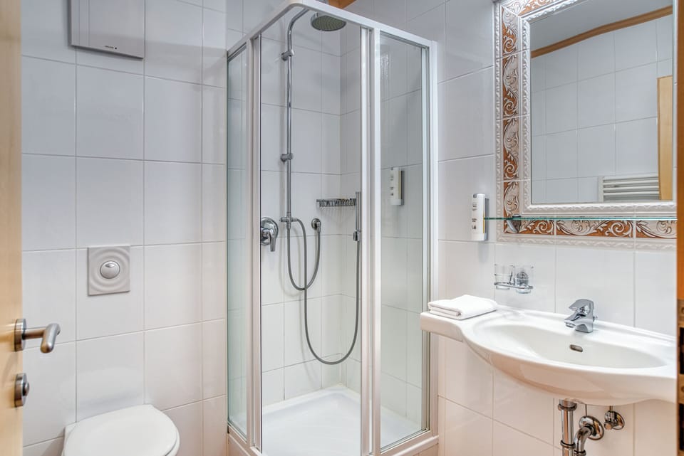 Comfort Double Room, Balcony, Mountain View | Bathroom | Shower, free toiletries, hair dryer, towels