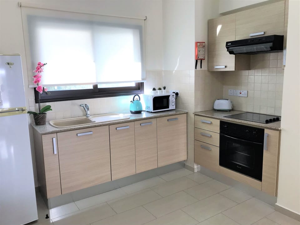 Standard Apartment, 2 Bedrooms | Private kitchen | Fridge, microwave, oven, stovetop