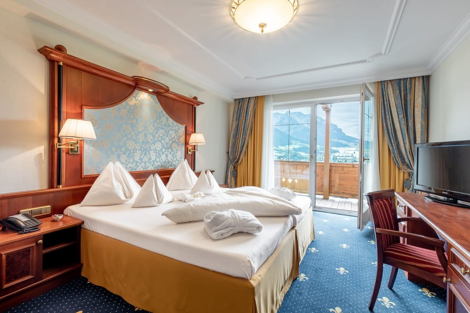 Comfort Suite | Hypo-allergenic bedding, minibar, in-room safe, desk