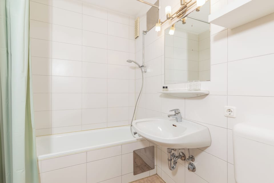 Comfort Triple Room, Multiple Beds, Non Smoking, Mountain View | Bathroom | Hair dryer, towels