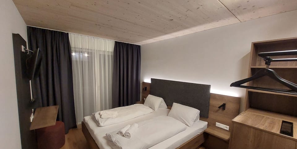 Business Double Room, 1 Bedroom | Down comforters, minibar, in-room safe, desk