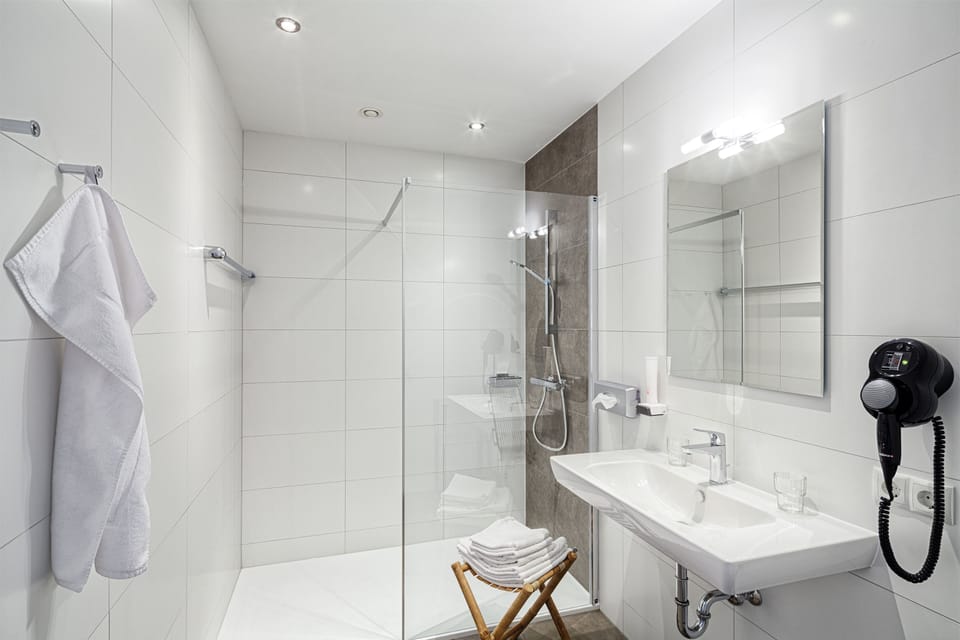 Comfort Condo, 2 Bedrooms | Bathroom | Shower, free toiletries, hair dryer, towels