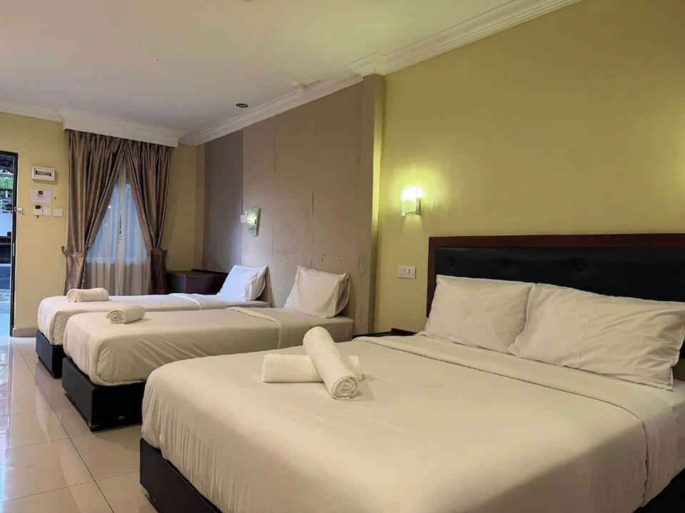 Family Quadruple Room | Desk, iron/ironing board, WiFi (free), bed sheets