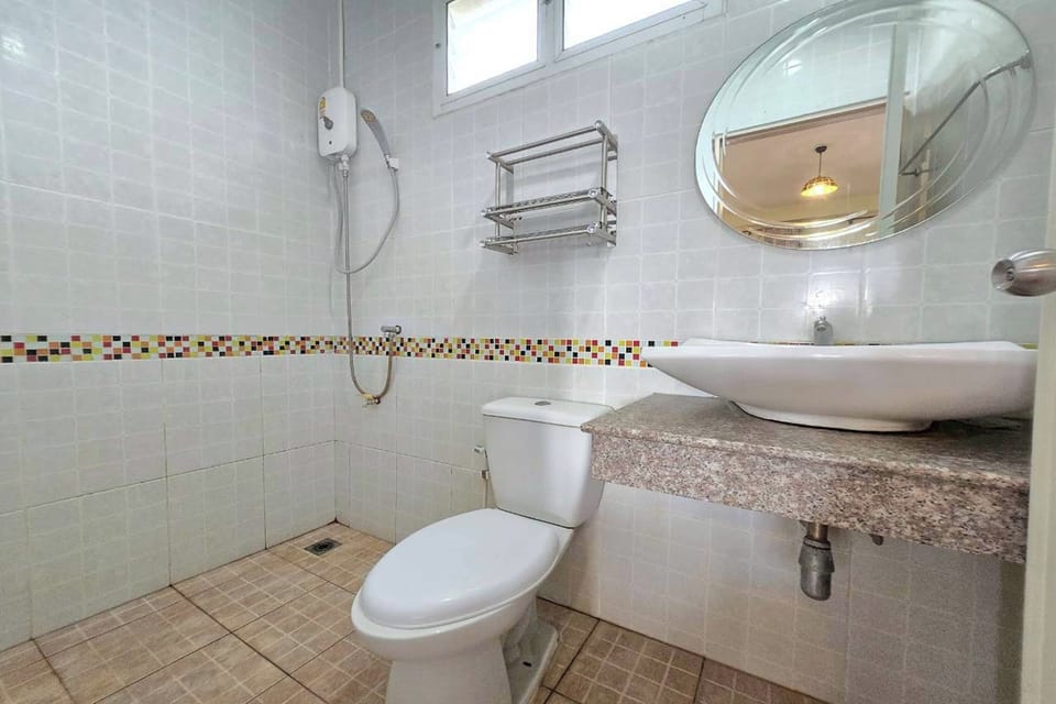 Shower, rainfall showerhead, free toiletries, towels