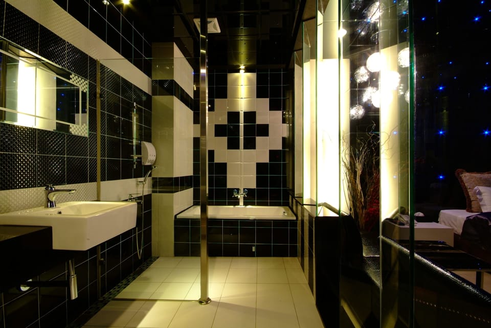 Superior Double Room, Lake View | Bathroom | Hair dryer, towels, shampoo, toilet paper