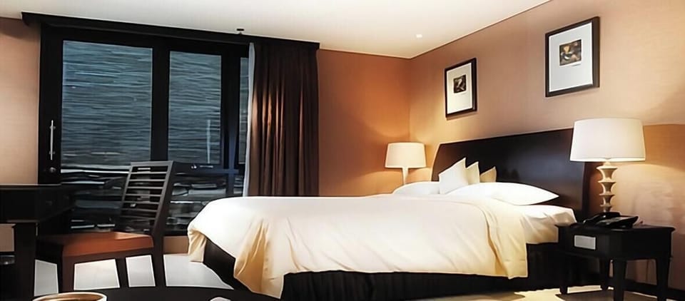 Deluxe Room | Minibar, in-room safe, desk, free WiFi